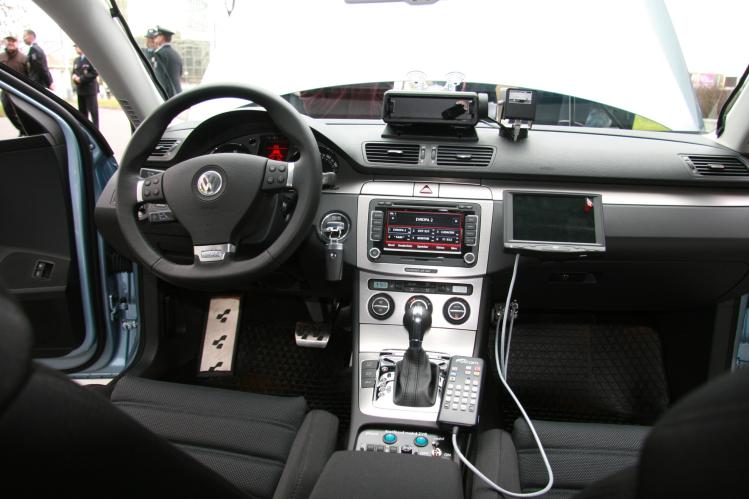 předávání policejních vozů