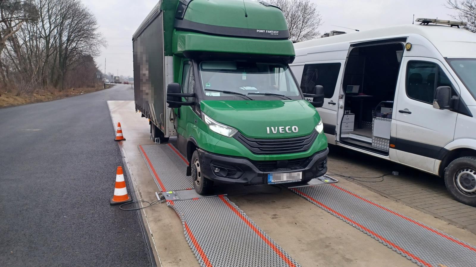 překročení hmotnosti o 908 kg