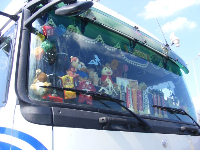 přes výzdobu řidič skoro neviděl