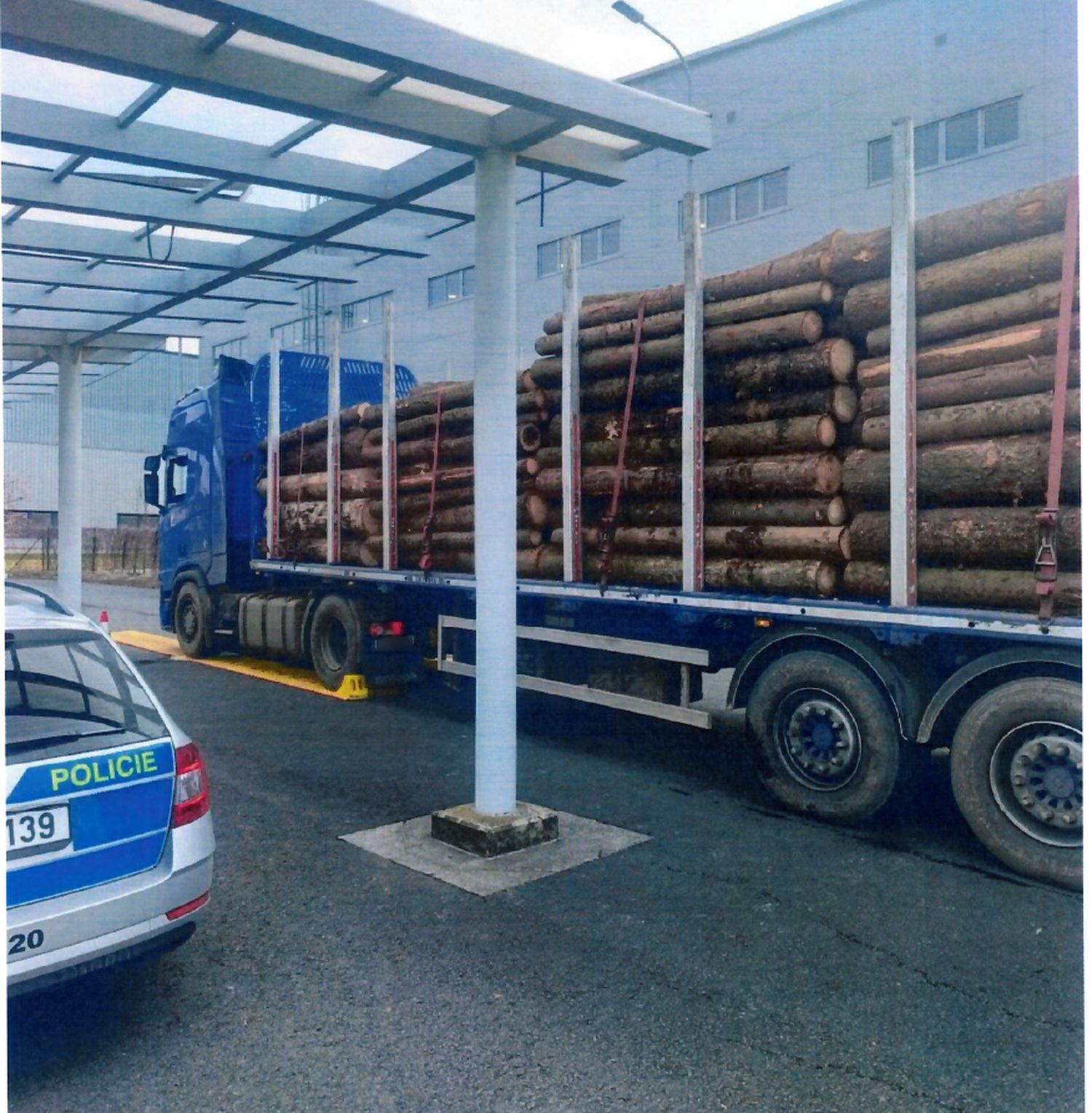 přetíženo o více než 8 tun_D1.jpg