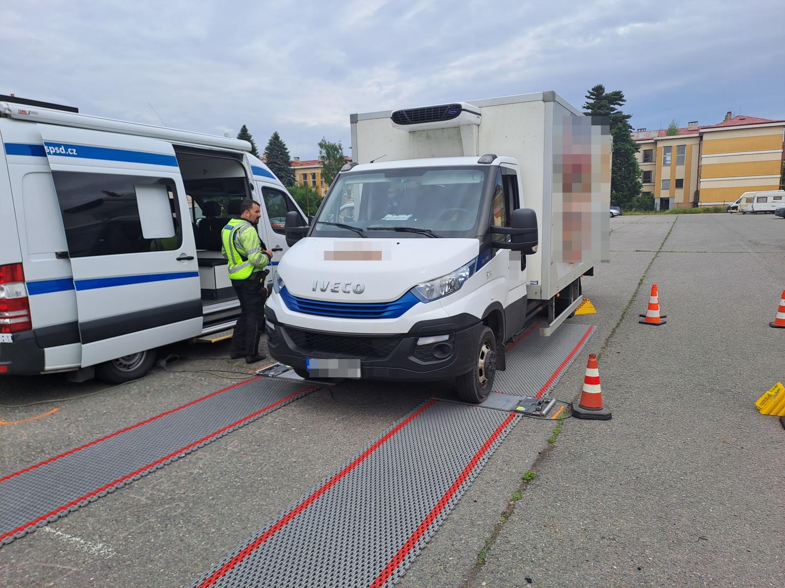 přetížený o 927 kg