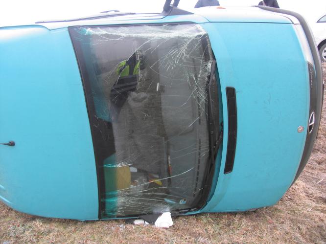 převrácené vozidlo 4