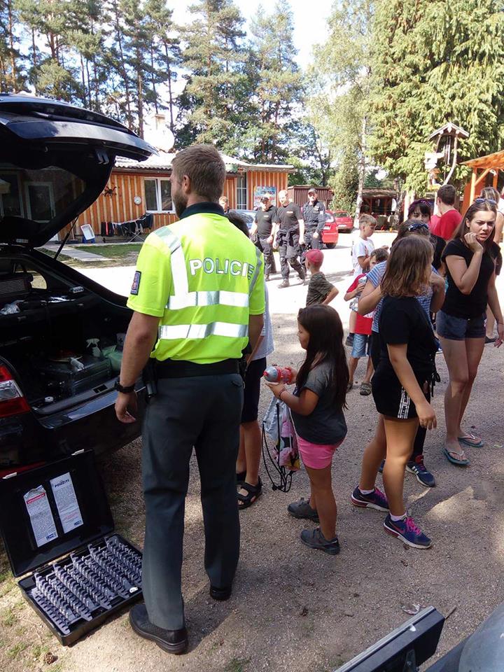 prezentace práce policie na letním dětském táboře