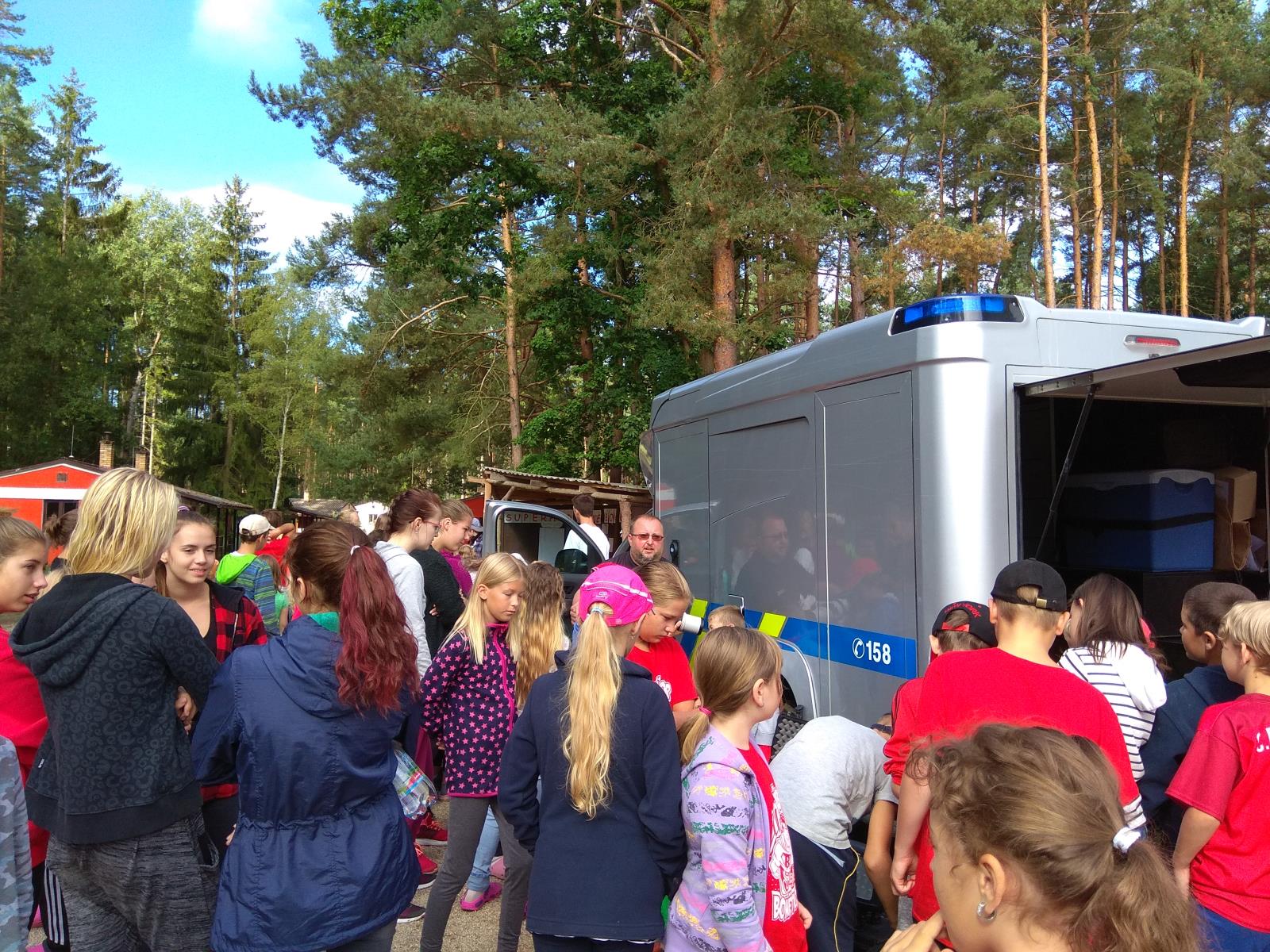 prezentace práce policie na letním dětském táboře