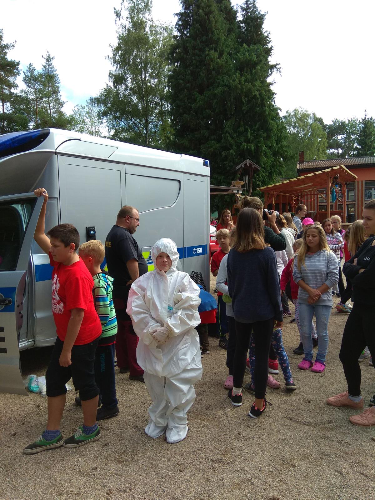 prezentace práce policie na letním dětském táboře
