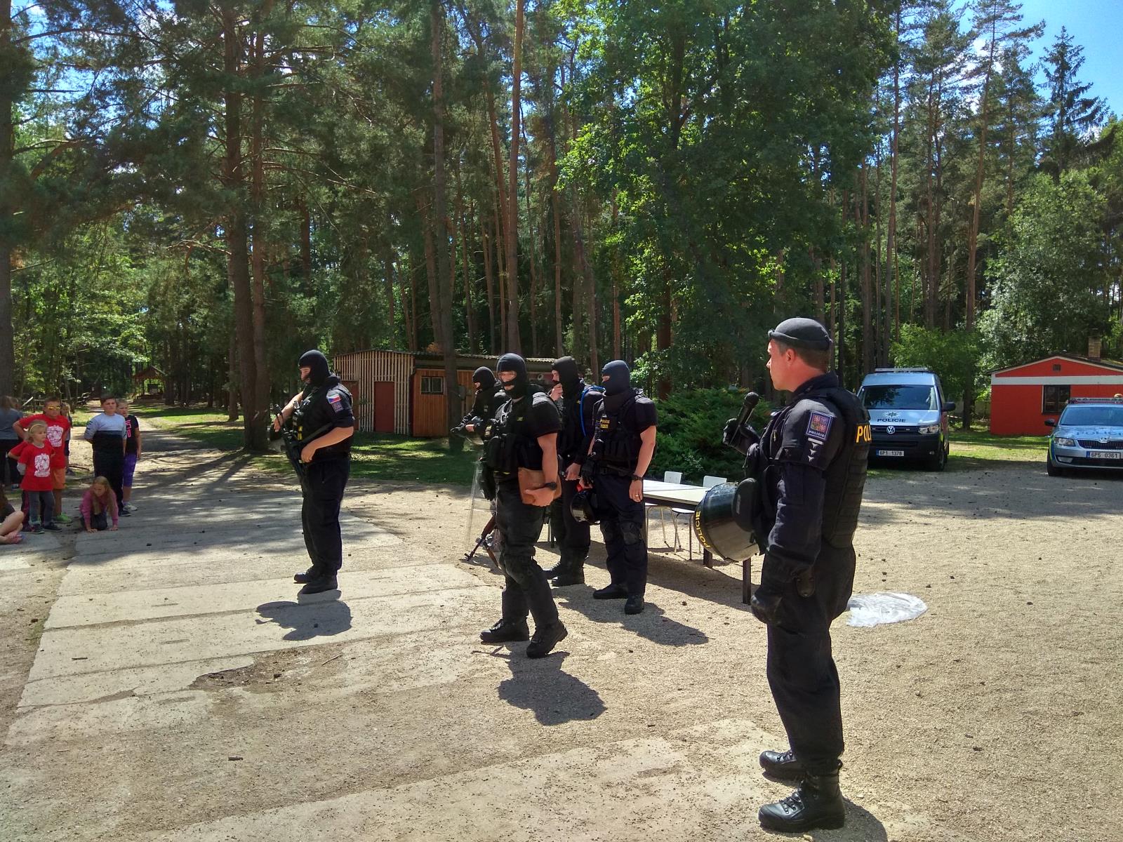 prezentace práce policie na letním dětském táboře