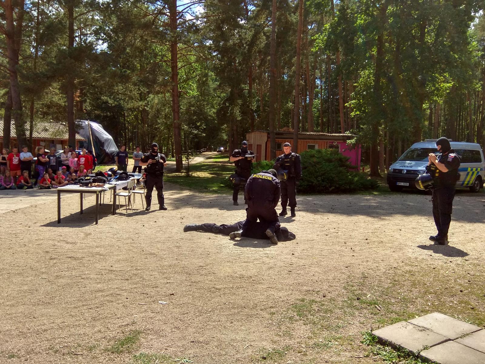 prezentace práce policie na letním dětském táboře