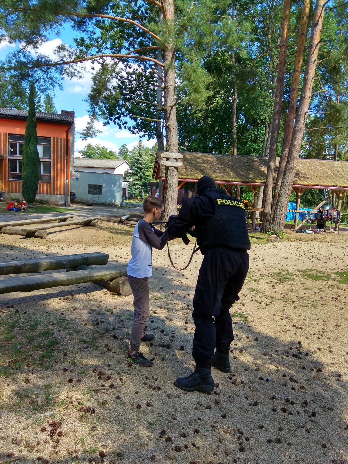 prezentace práce policie na letním dětském táboře