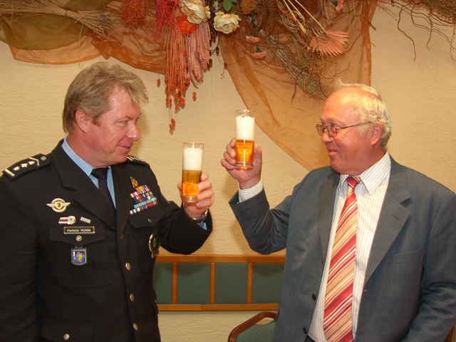 přípitek nealkoholickým pivem