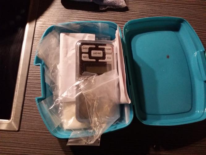 připravená droga a váha