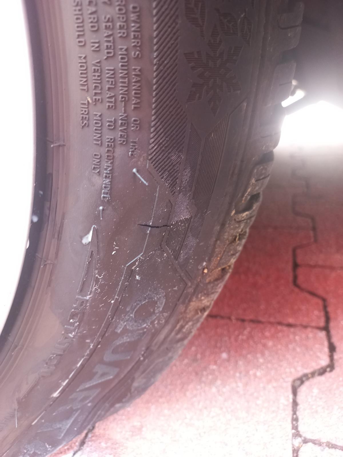 proříznutá pneumatika detail