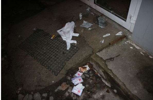 prostor před poškozenou prodejnou