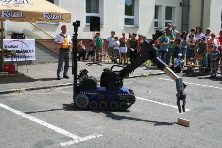 pyrotechnická ukázka - práce s robotem