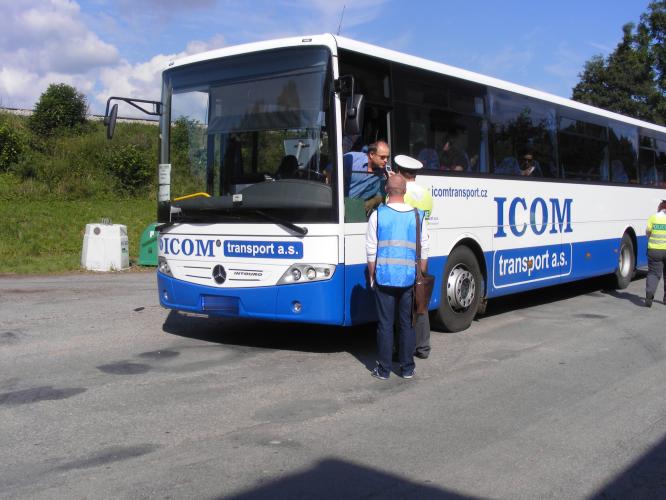 řidič autobusu přebírá nealko.jpg