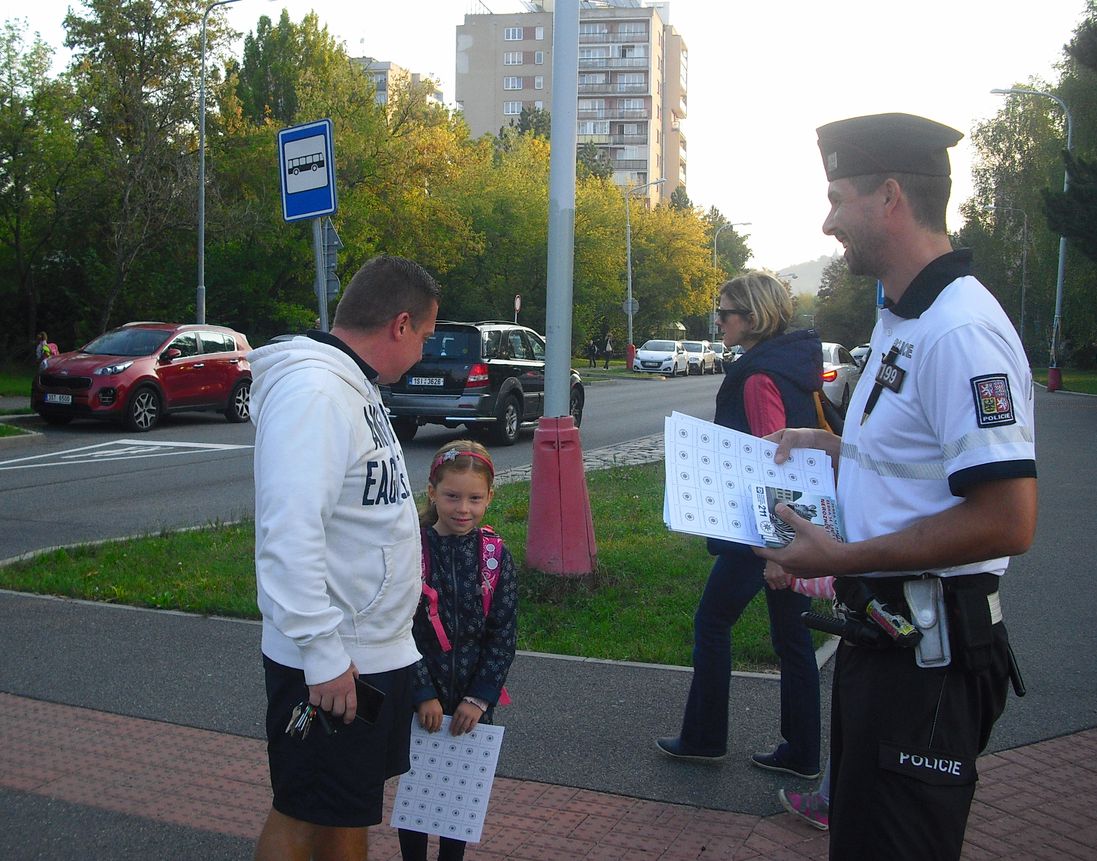 rozdávání pexesa s dopravními značkami (1).JPG