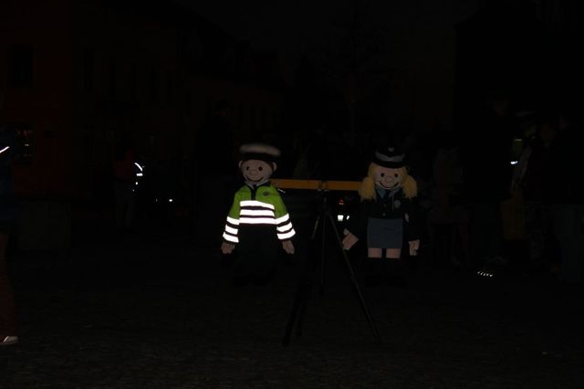 rozdíl viditelnosti tmavšího a reflexního oblečení .JPG