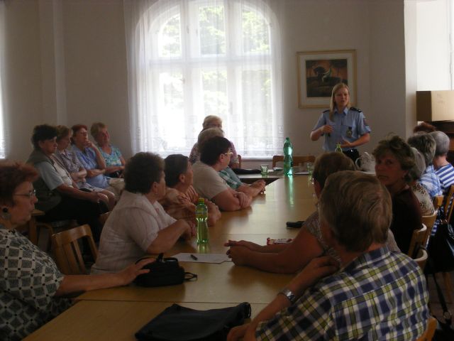 senioři naslouchají