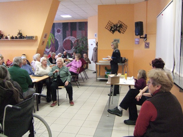 senioři při přednášce