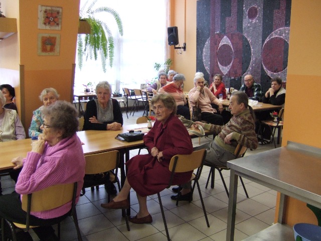 senioři při přednášce 
