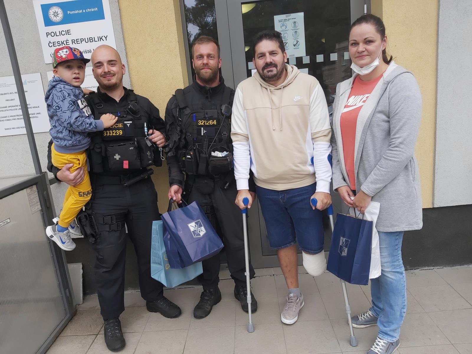 setkání policistů s panem Džurbanem a jeho rodinou