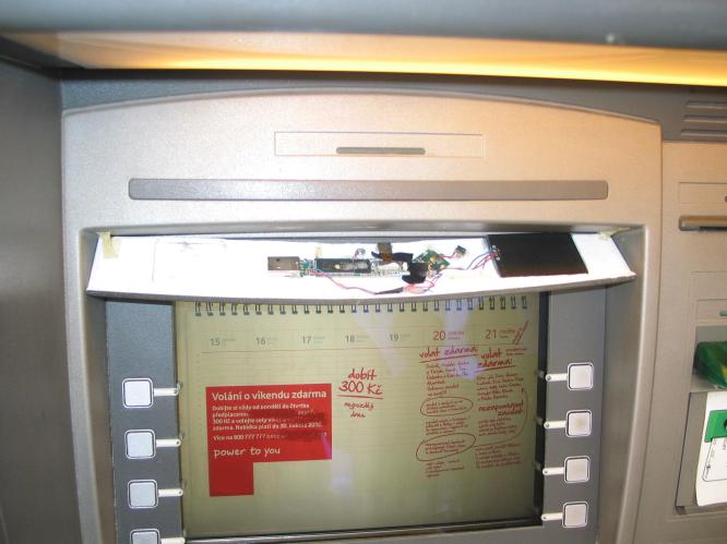 skimovací zařízení na bankomatu