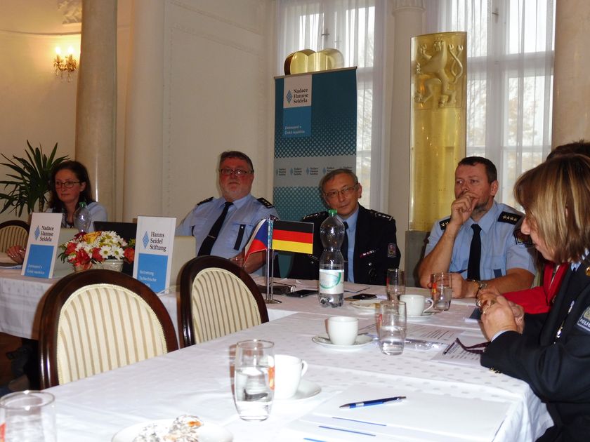 součinnostní porada