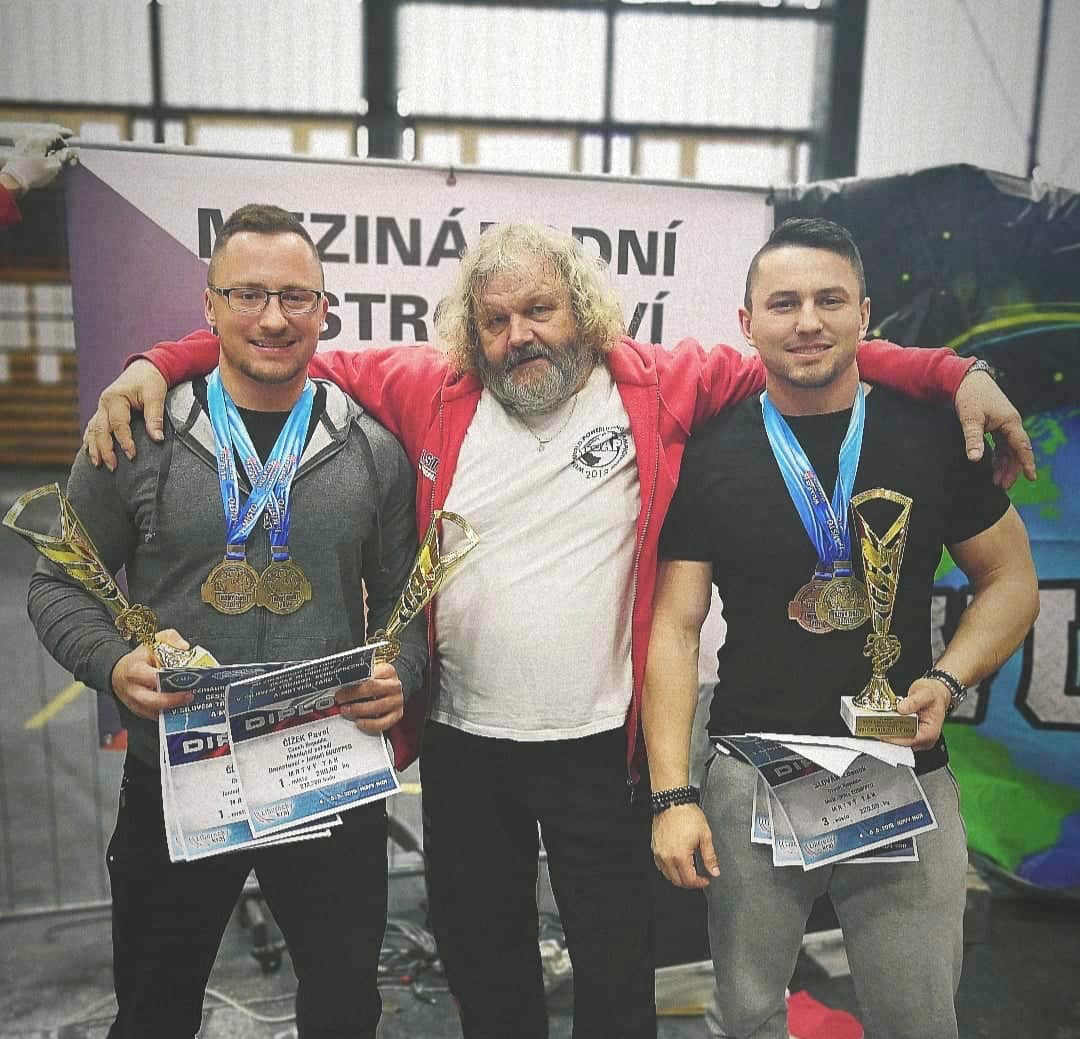 sportovci se svým trenérem