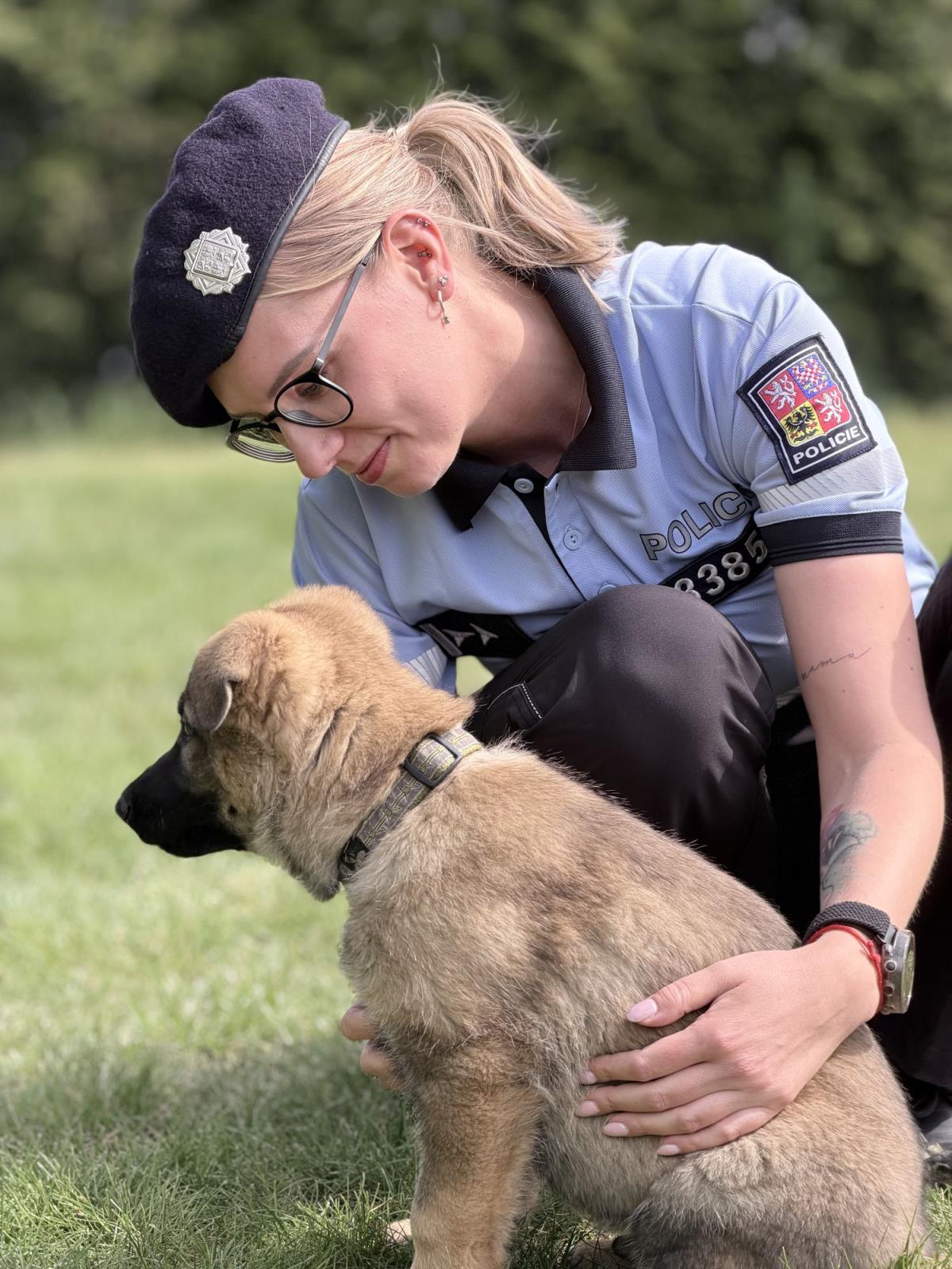 štěně_s policistkou.jpeg