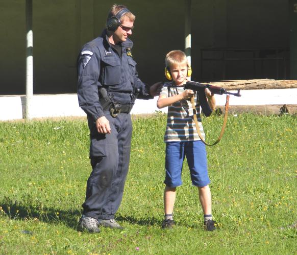 střelba ze samopalu 