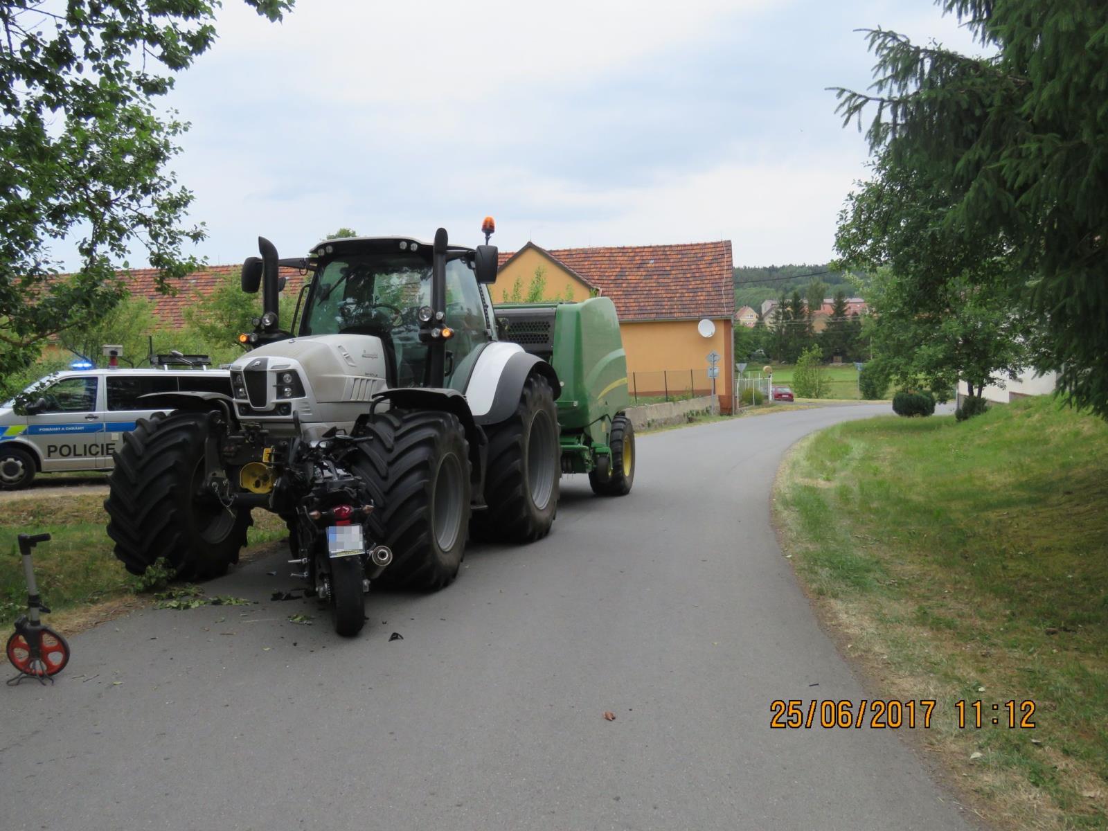 střet motocyklu a traktoru