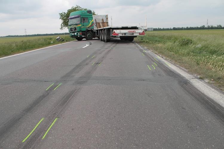 střet motorky s nákladním autem  (5)