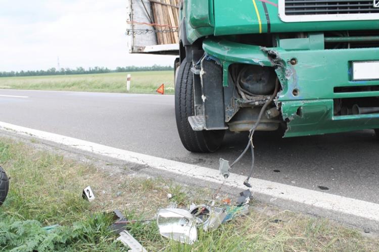 střet motorky s nákladním autem  (8)