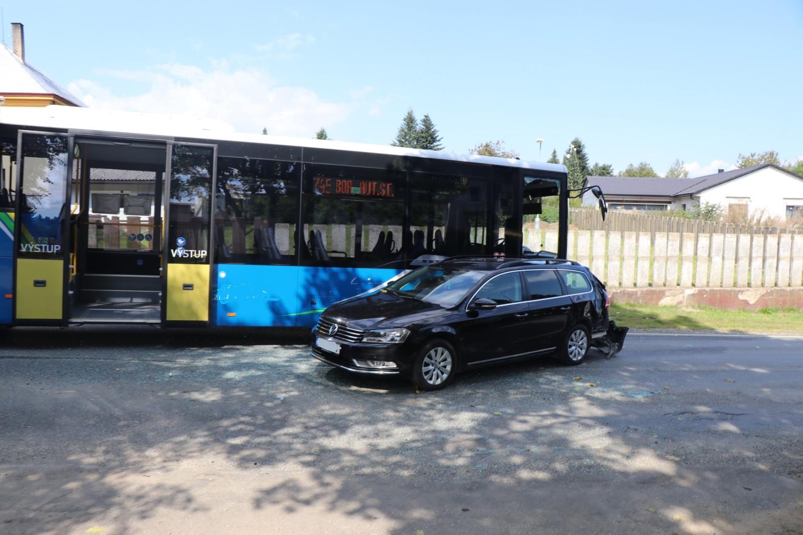 střet osobního vozidla a autobusu