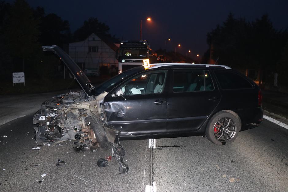 střet osobního vozidla a nákladní soupravy
