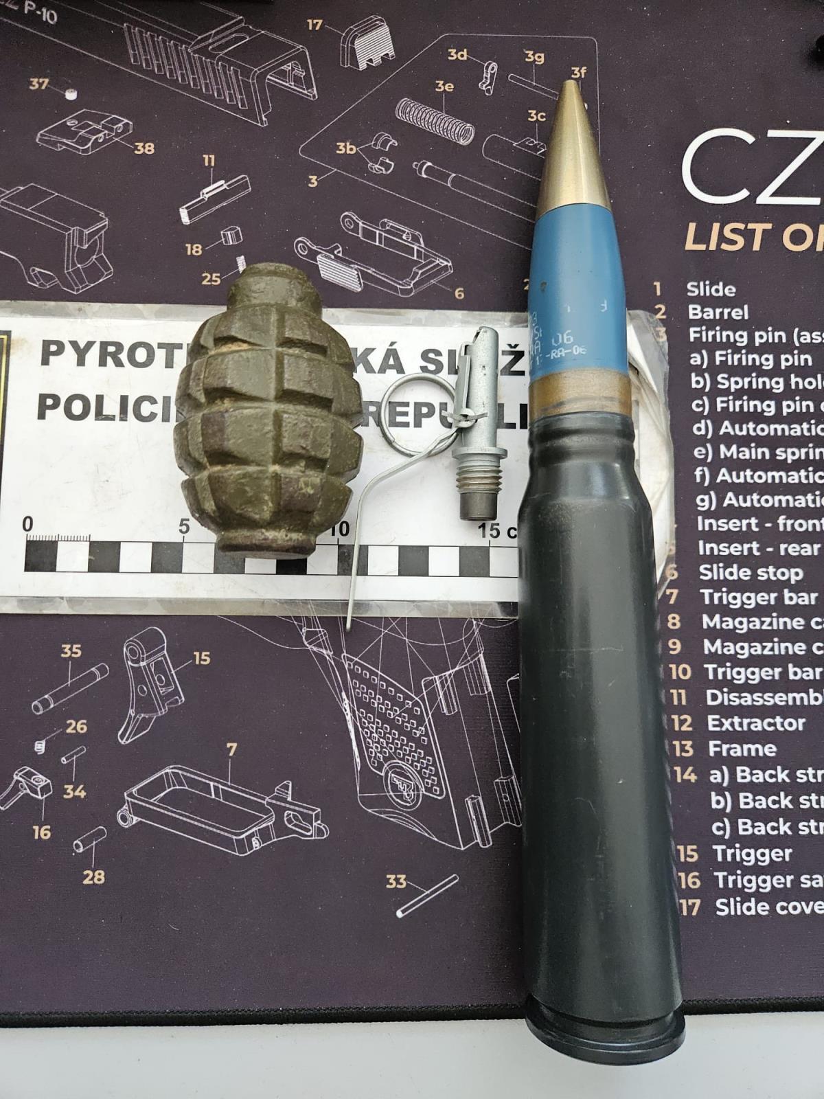 torzo granátu F1 + náboj ráže 30x173mm .jpg