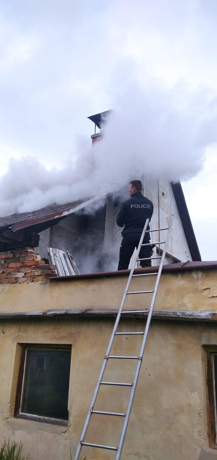 uhašení požáru policisty