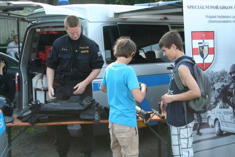 ukázka policejní výzbroje a výstroje.JPG
