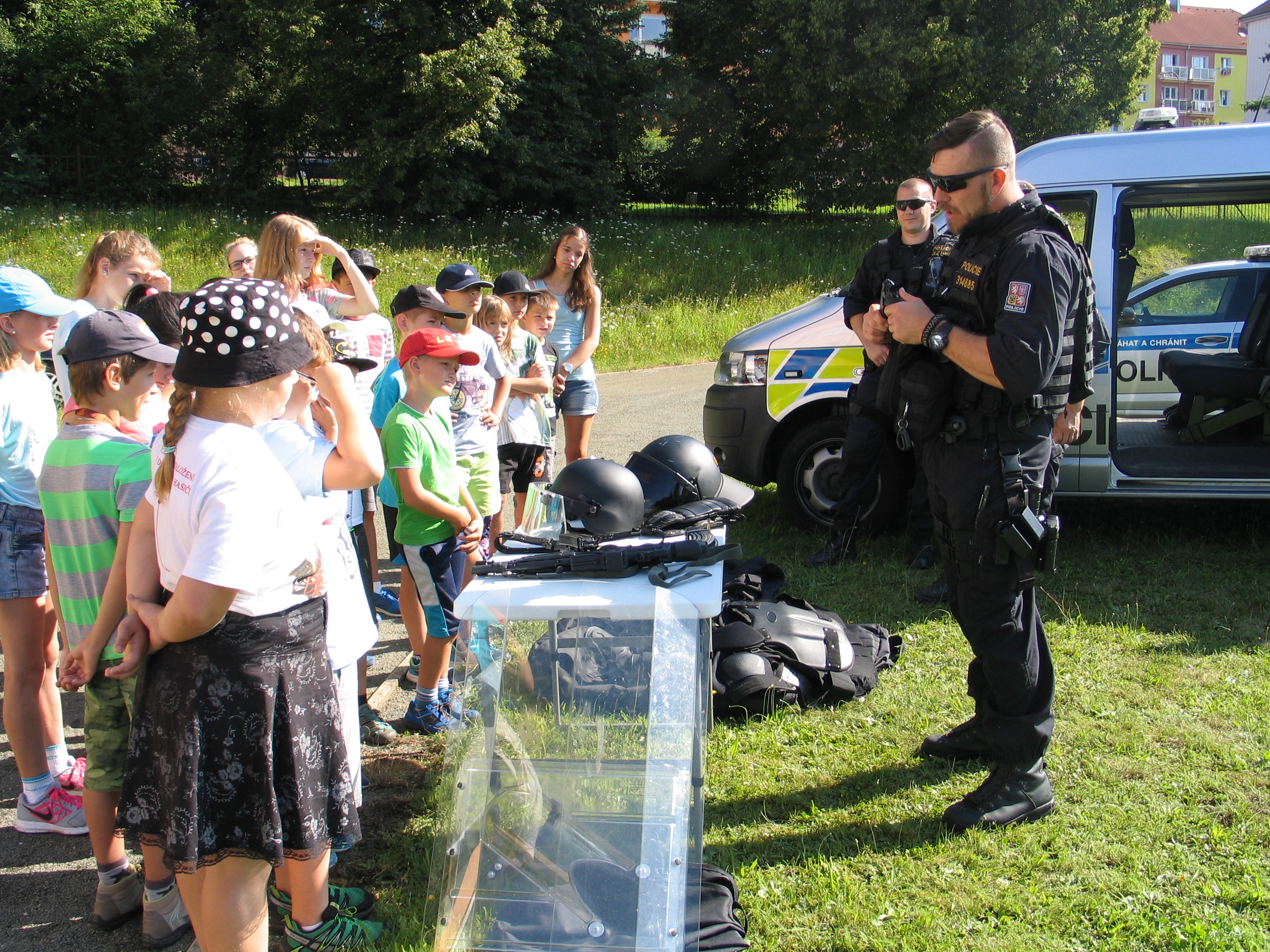 ukázky policejní práce a techniky na letních dětských táborech