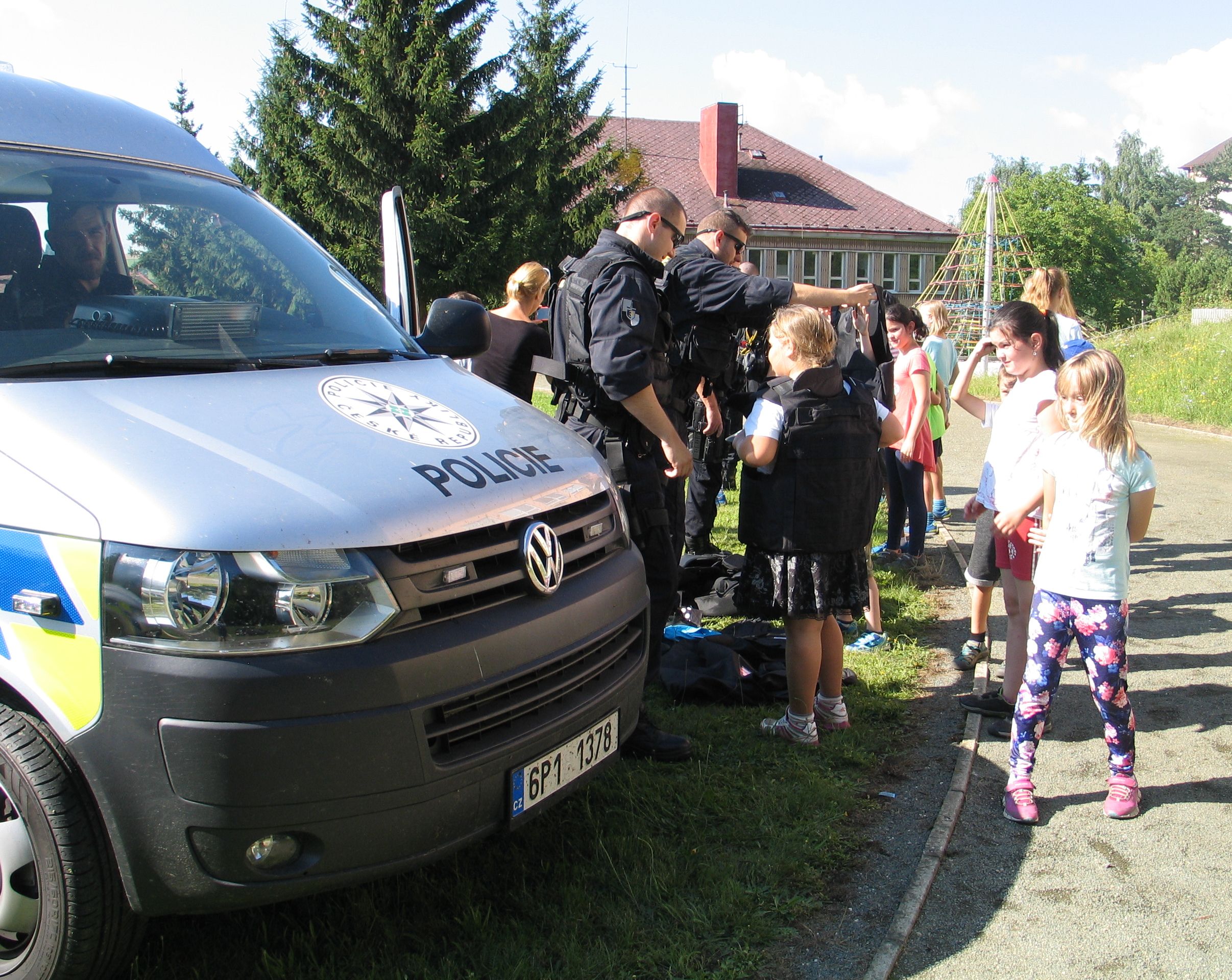 ukázky policejní práce a techniky na letních dětských táborech