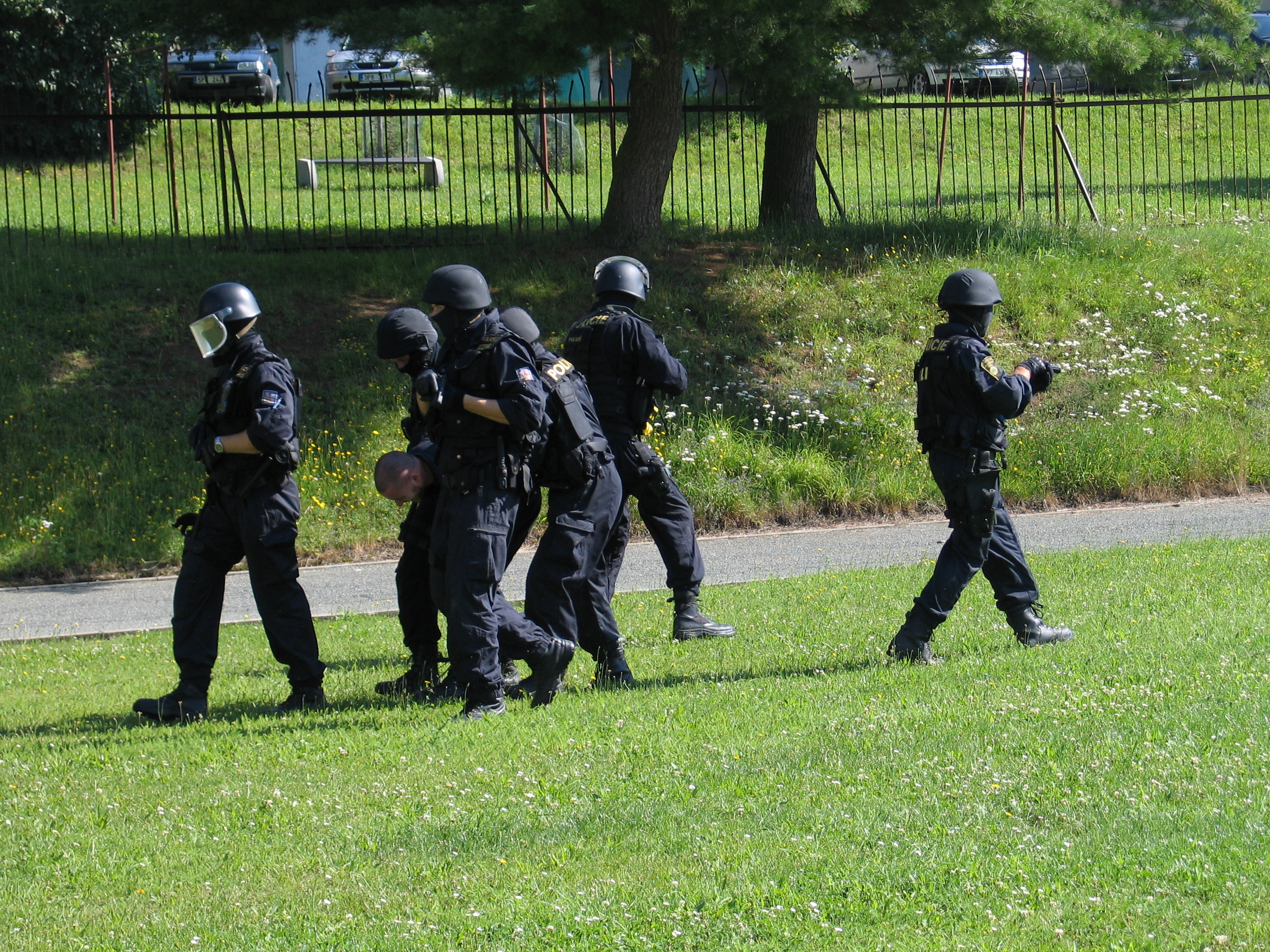 ukázky policejní práce a techniky na letních dětských táborech