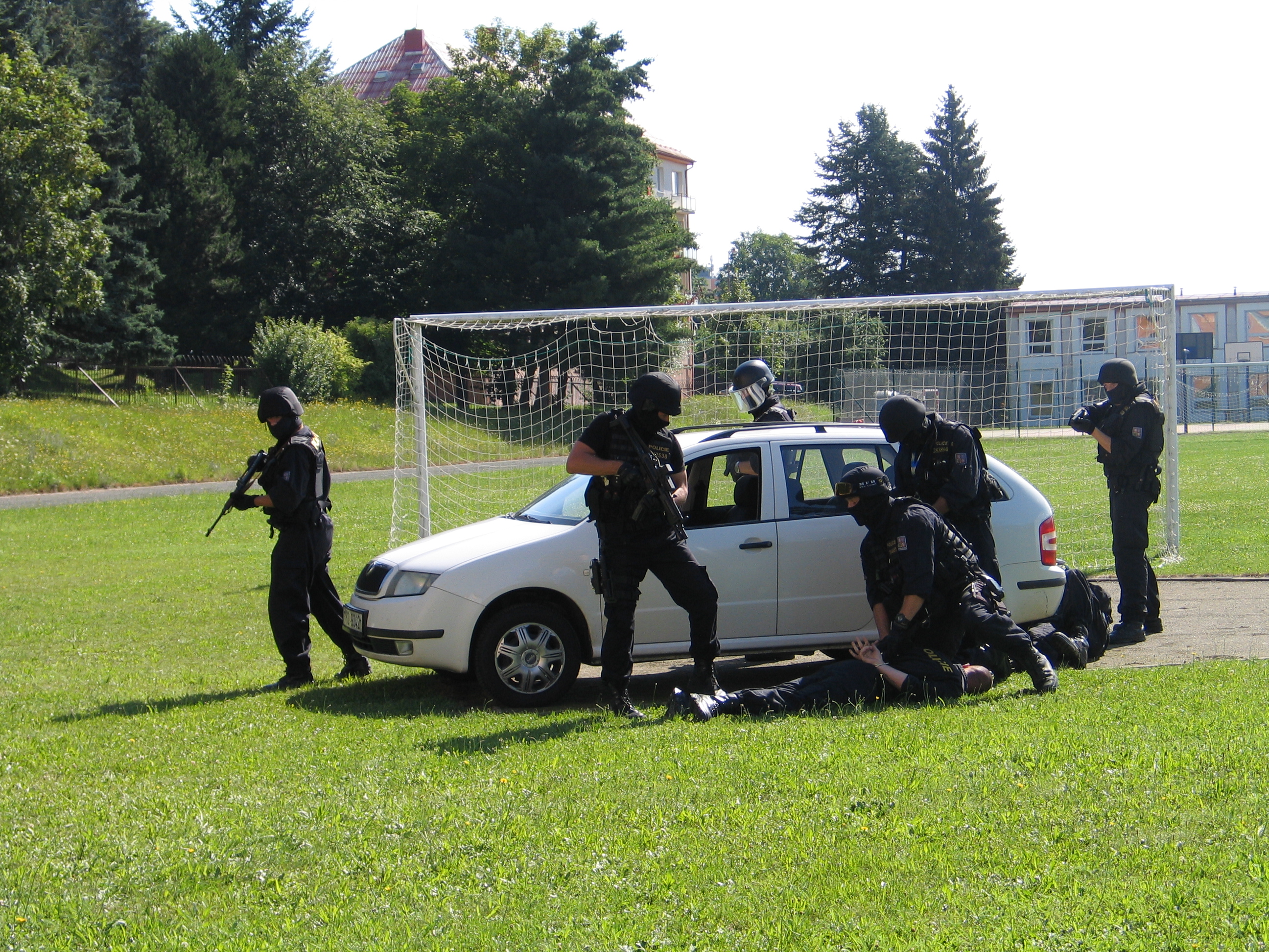 ukázky policejní práce a techniky na letních dětských táborech
