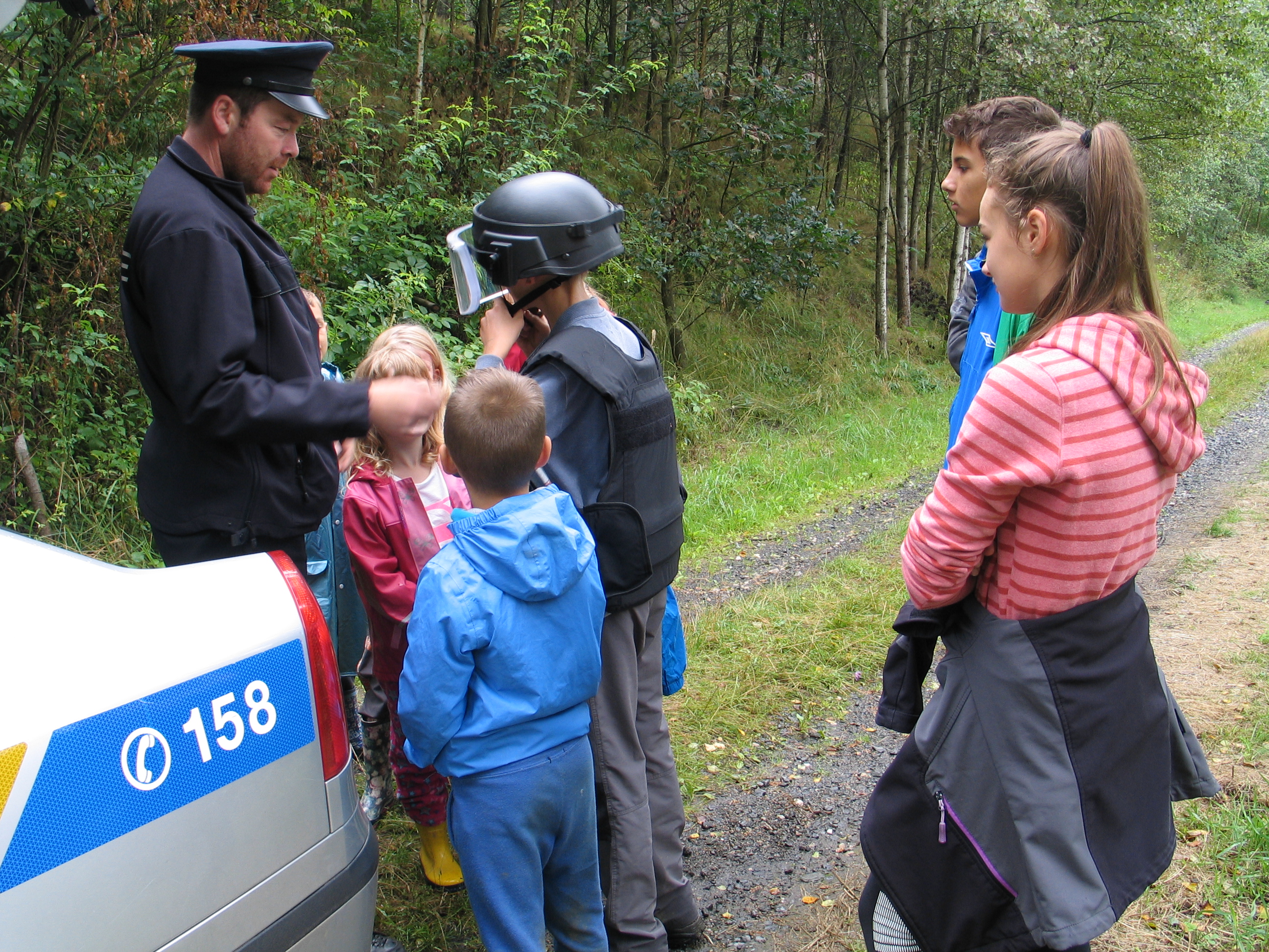 ukázky policejní práce a techniky na letních dětských táborech