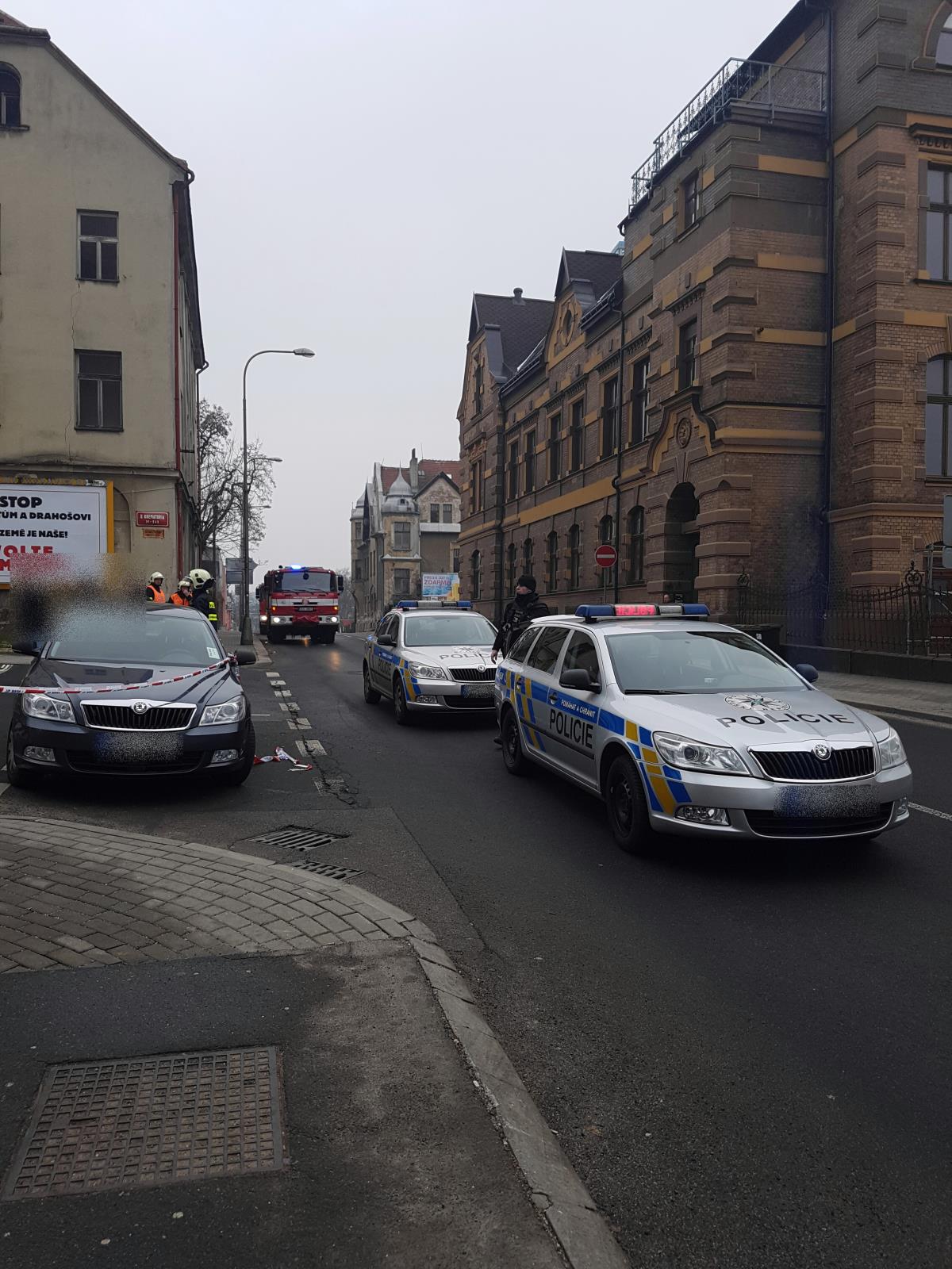 uzavření komunikace policejními hlídkami
