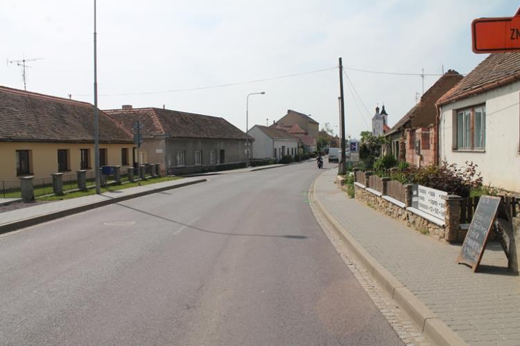 v obci Kuchařovice - místo střetu NA s chodcem