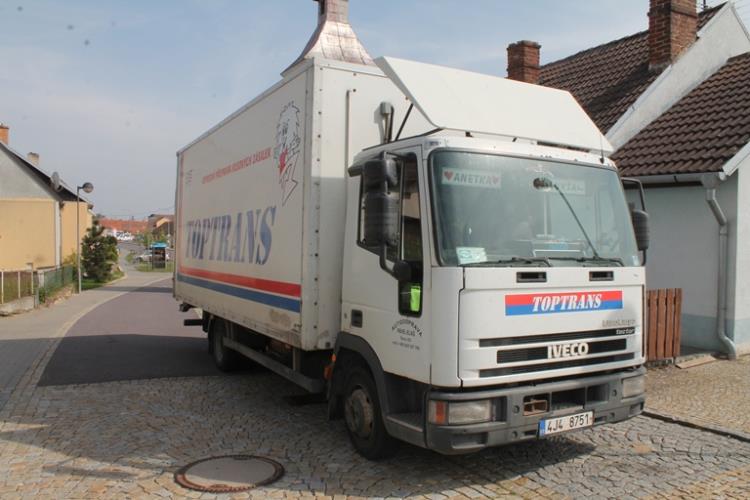 v obci Kuchařovice - nákladní auto
