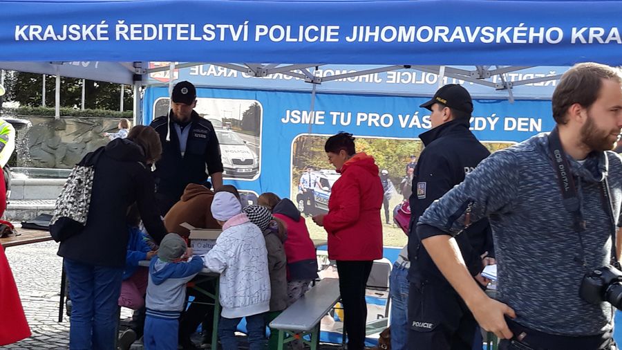 v policejní stánku kreslily a soutěžily děti.jpg