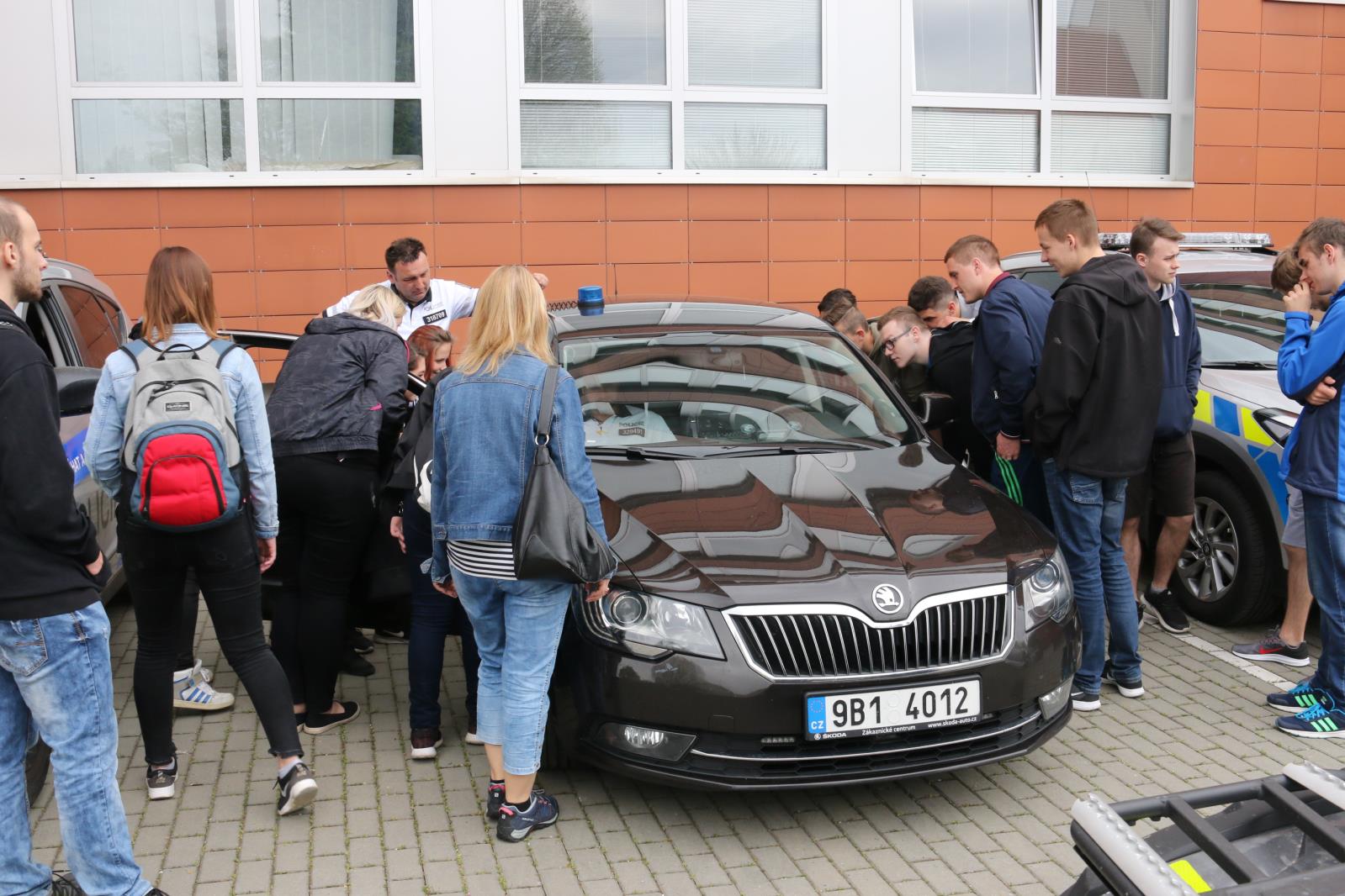 velký zájem vzbudili i dálniční policisté.JPG