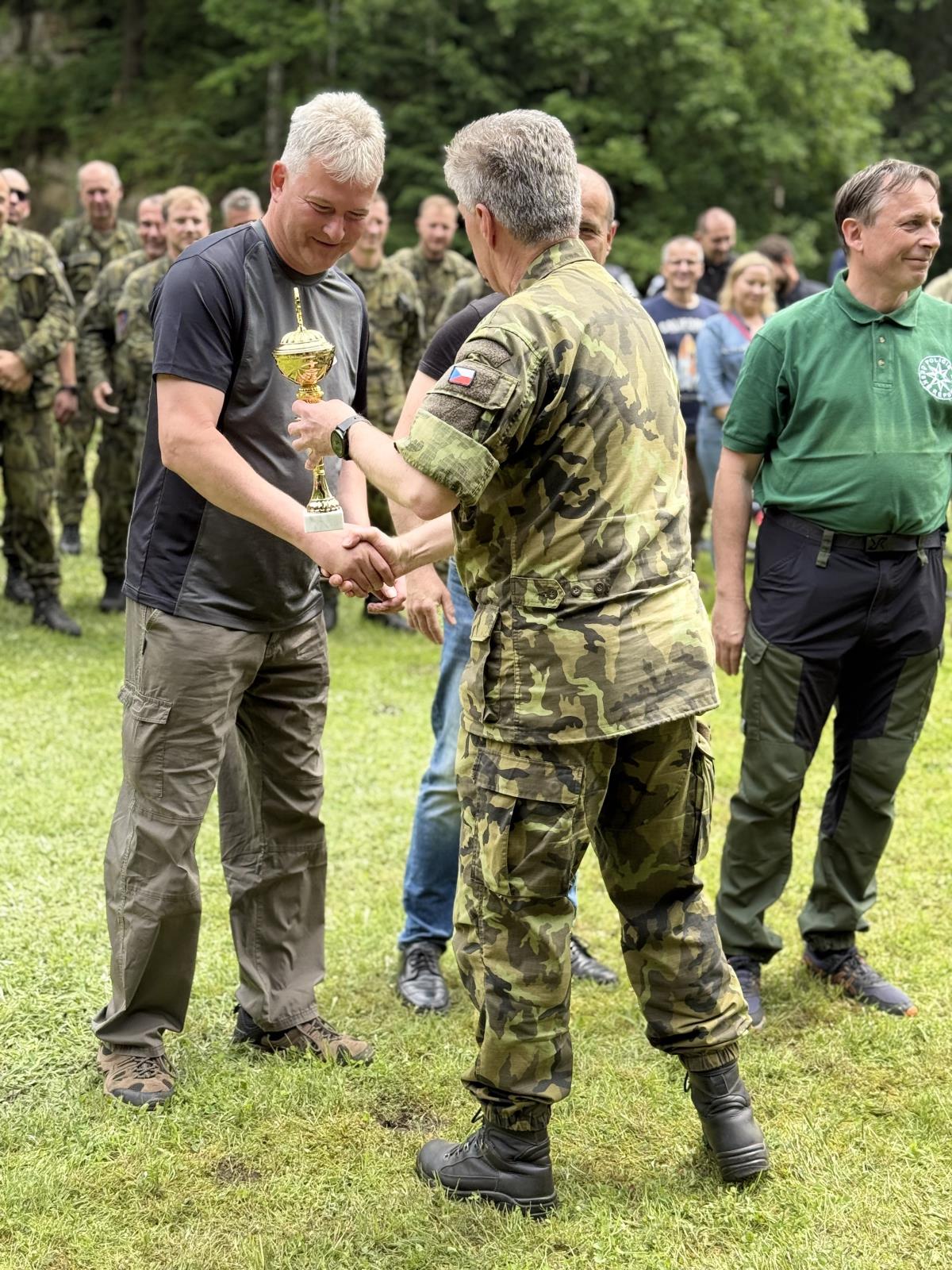 vítězné družstvo přebírá ocenění