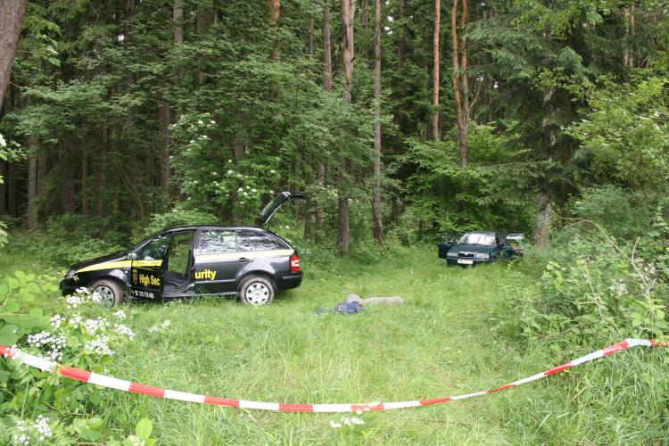 vozidlo bezpečnostní agentury a vozidlo pachatelů