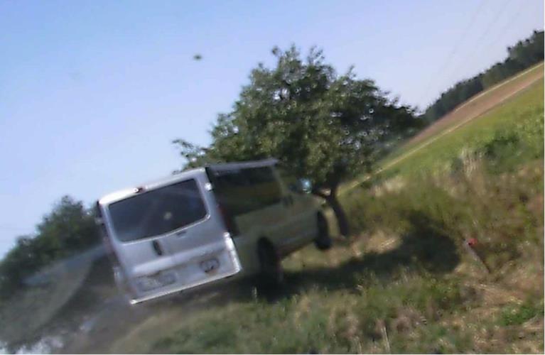 vozidlo opel havarované do stromu